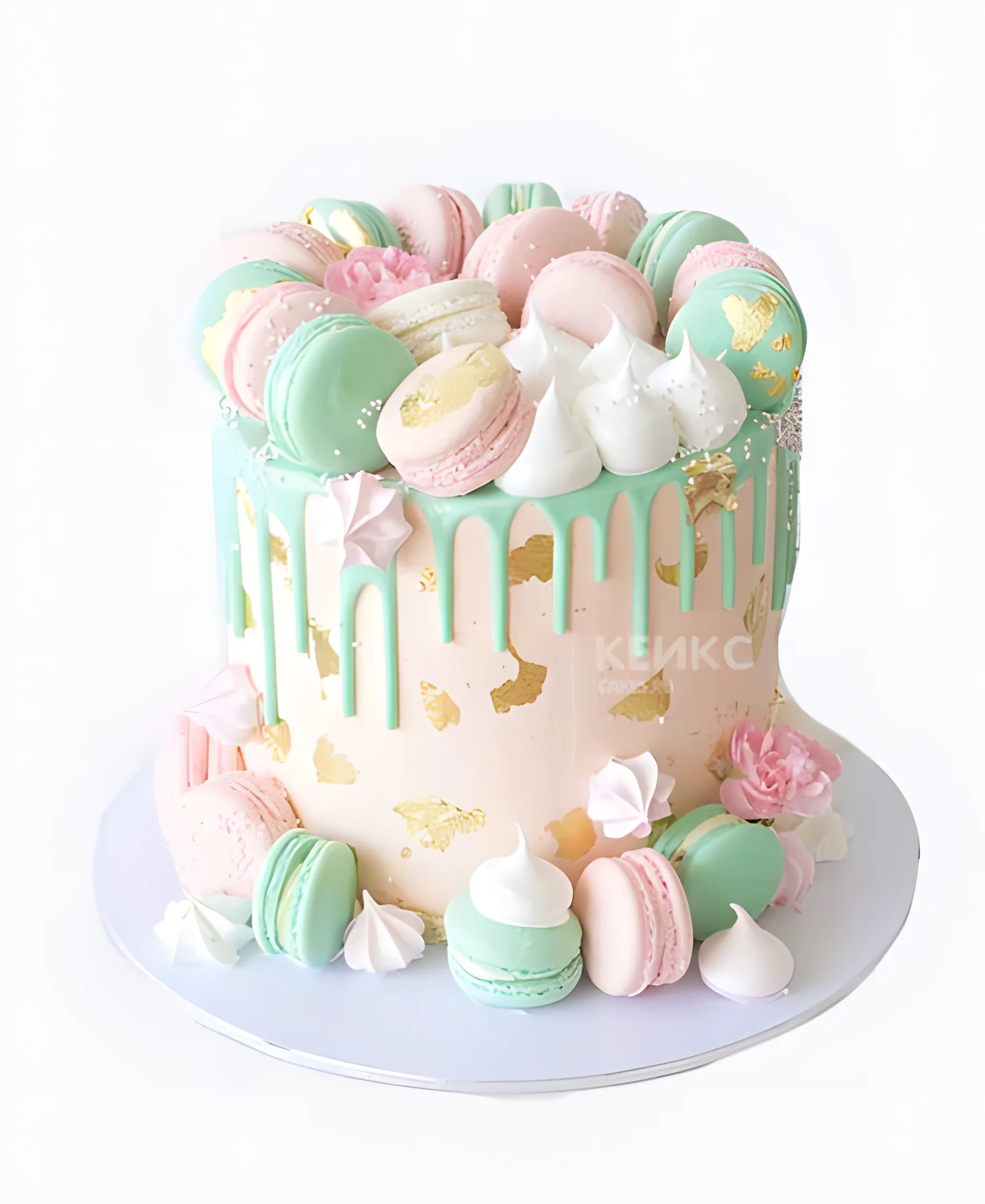 Нежный торт с макарунс и безе Фото