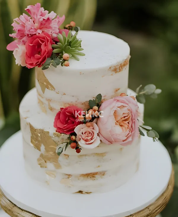 Свадебный торт с георгинами и пионами Фото