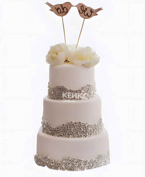 Нежно-розовый торт с объемными цветами Фото