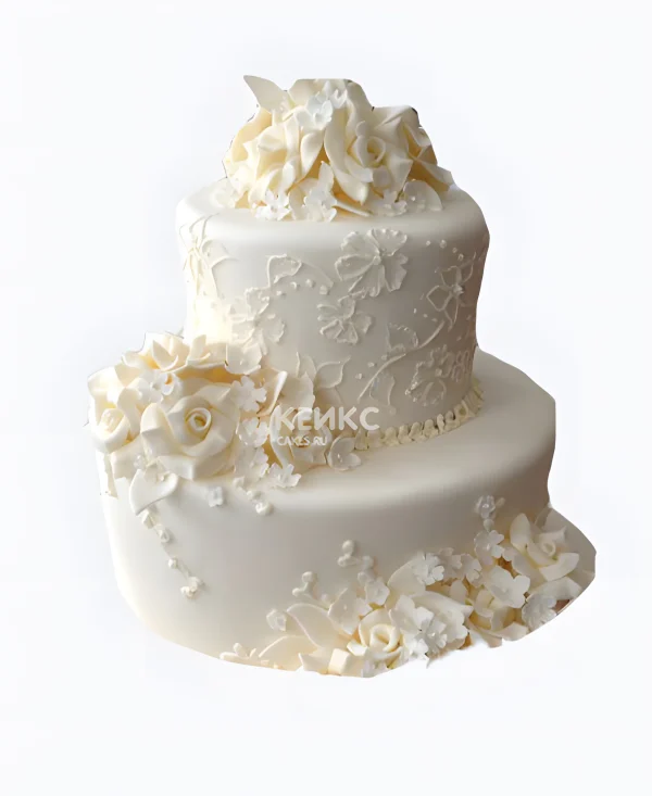 Красивый белый объемный торт с цветами Фото