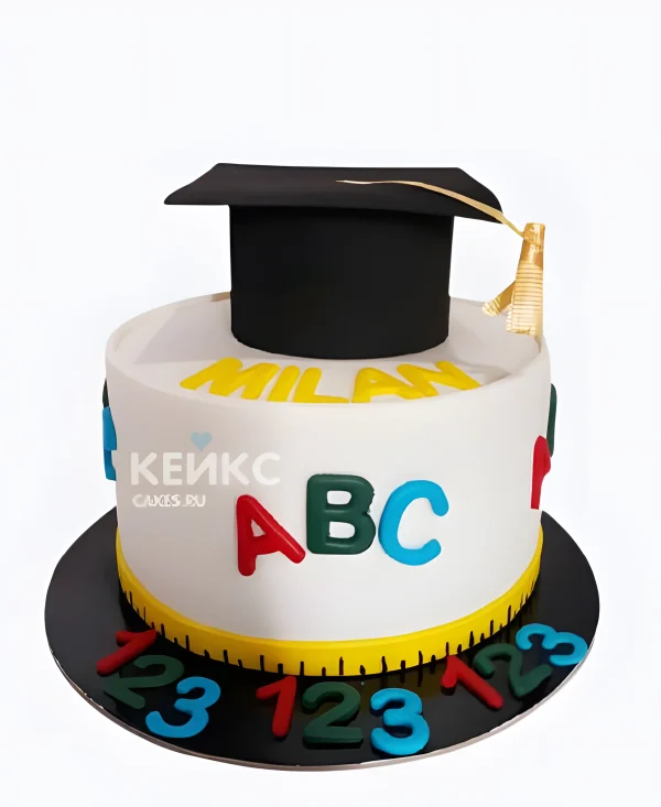 Белый торт с цифрами и буквами на выпускной в детский сад Фото