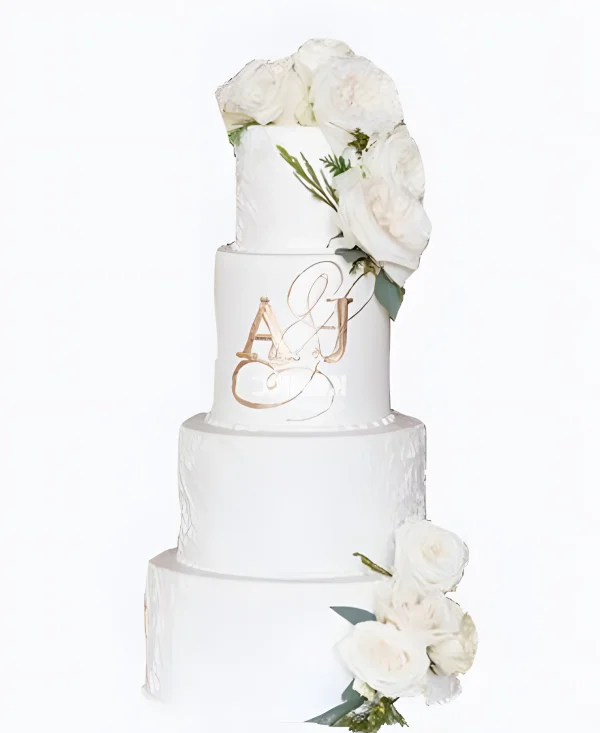 Белый торт с золотыми инициалами и розами Фото