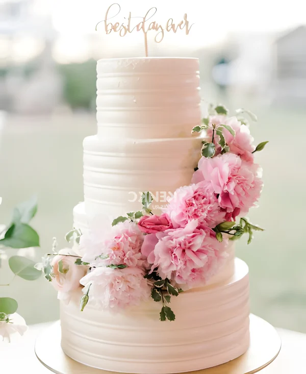 Торт с надписью и розовыми пионами Фото