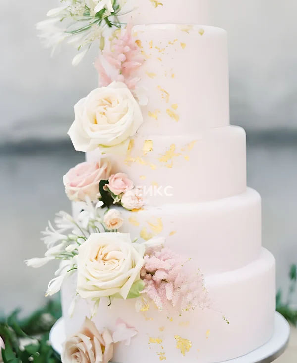 Бледно-розовый торт с розами Фото