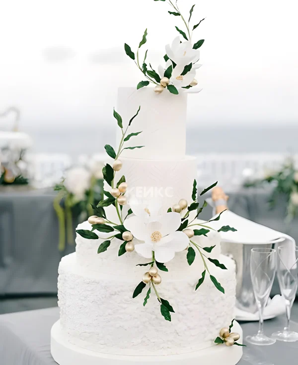 Белый четырехъярусный торт с цветами на свадьбу Фото