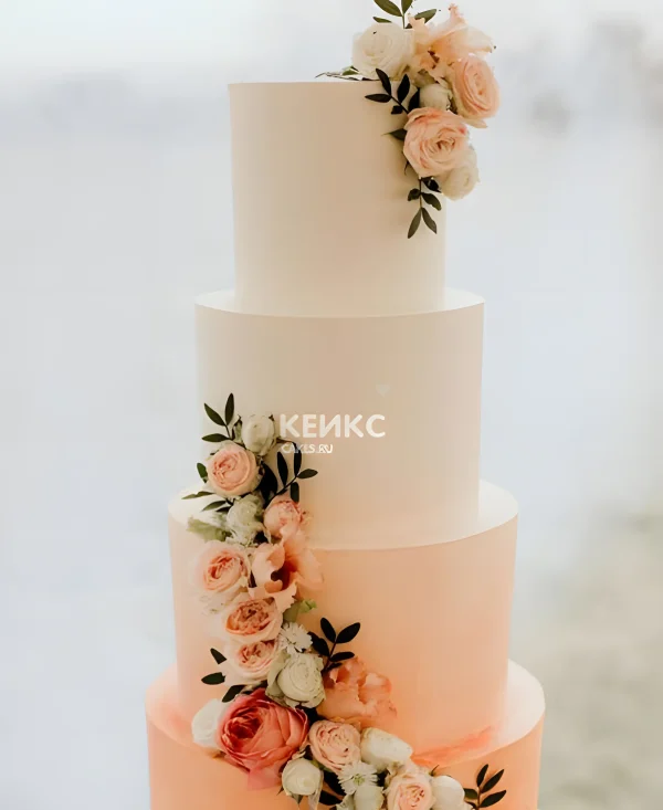 Нежно-персиковый четырехъярусный торт с цветами Фото
