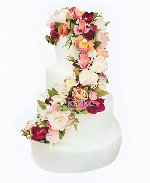 Красивый белый торт усыпанный цветами Фото