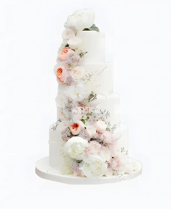 Белый торт с красивыми цветами Фото