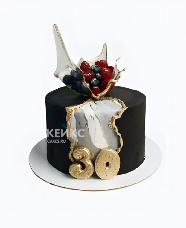 Эффектный торт мужчине на день рождения с малиной и голубикой Фото