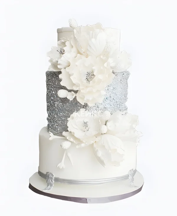 Пышный торт с красивыми белыми цветами Фото