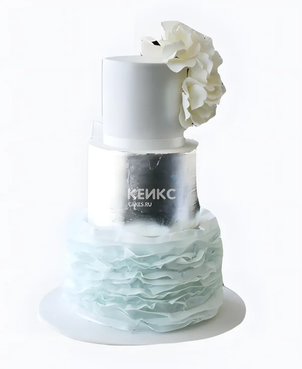 Шикарный торт с белым цветком Фото