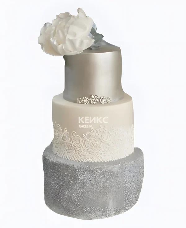 Бело серебряный торт с кружевами и цветком Фото