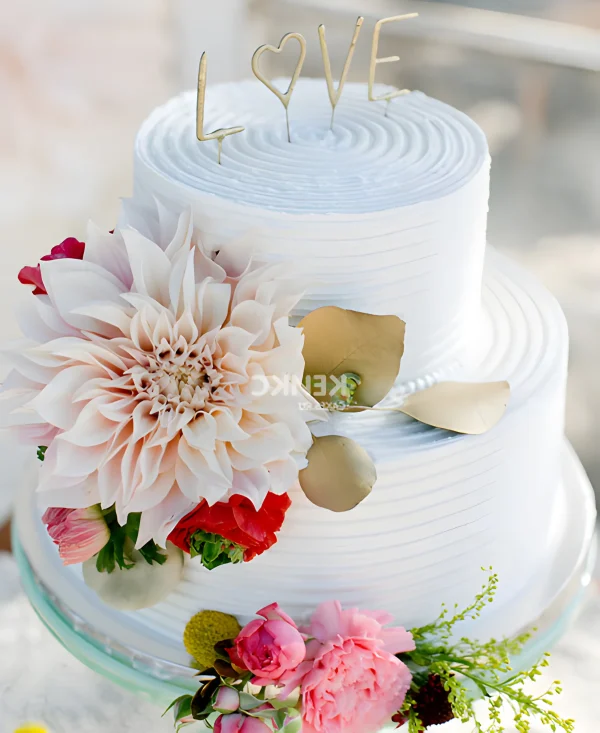 Шикарный торт с золотистой надписью и листиками Фото