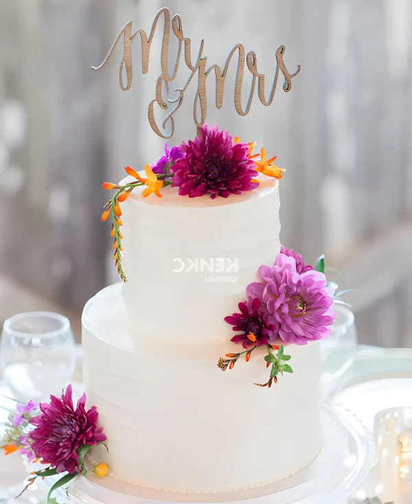 Свадебный торт с розовыми георгинами Фото