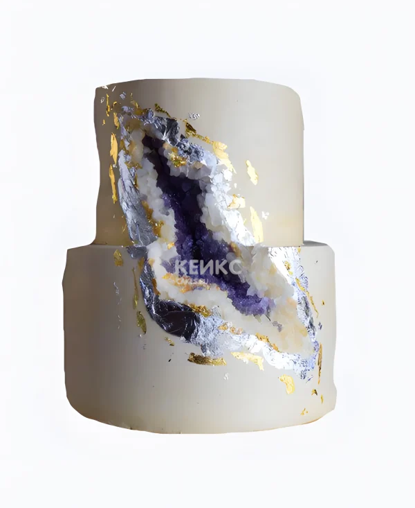 Двухъярусный торт с фиолетовыми и золотыми акцентами Фото