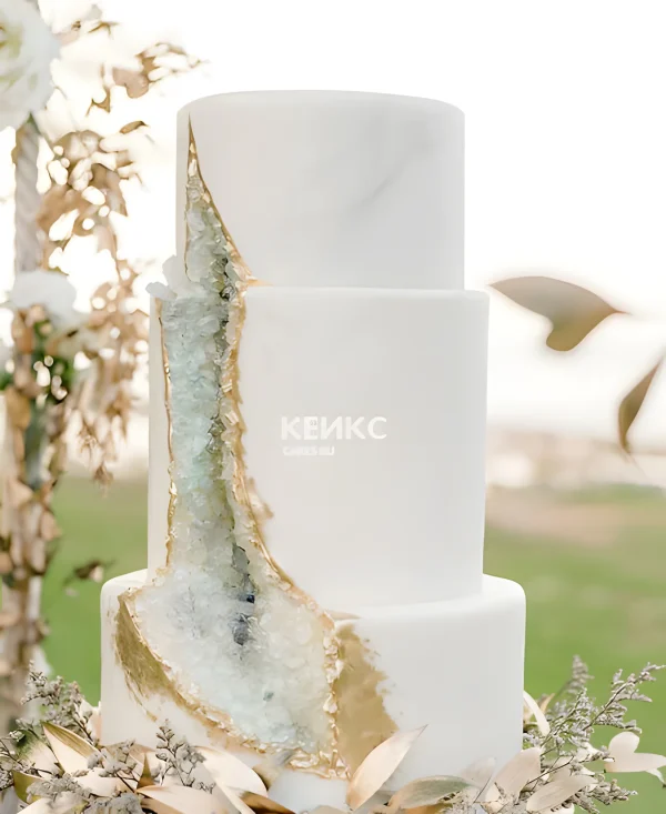 Необычный свадебный торт с кристаллами Фото