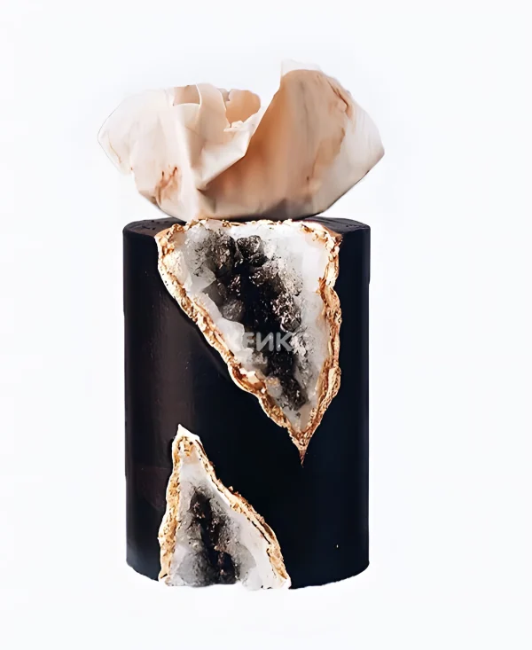 Черный торт с нежно-розовым цветком Фото