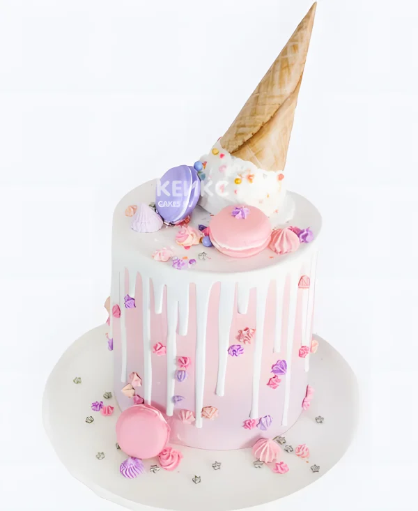 Аппетитный торт на 4 года с макарунс и рожком Фото