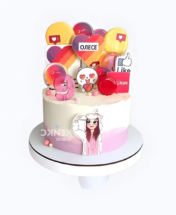 Белый торт с градиентом фиолетового цвета и лайками Фото