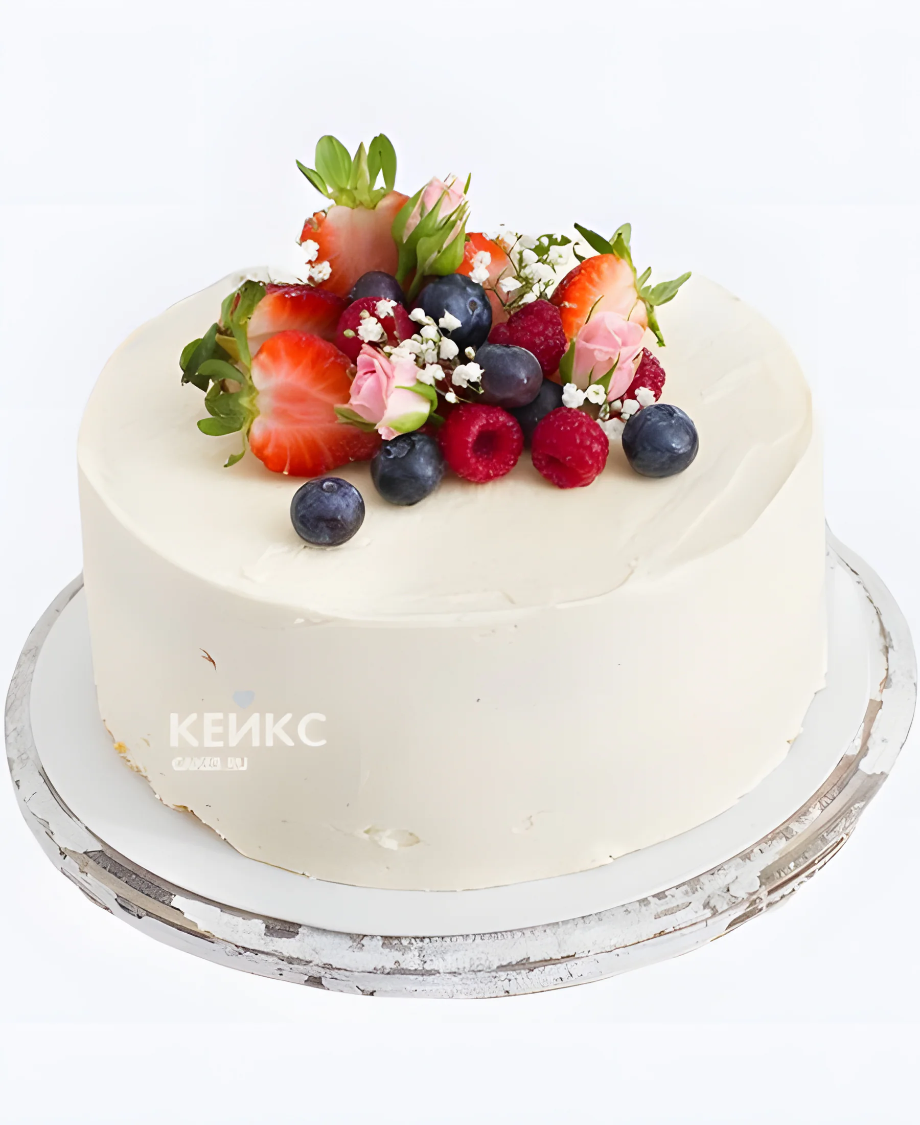 Белый торт на 8 марта с ягодами и кустовыми розами Фото
