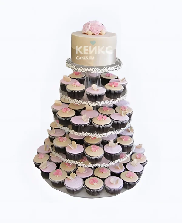 Бежевый свадебный торт с цветами и капкейками Фото