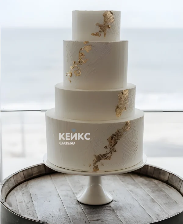 Четырехъярусный эстетичный торт с позолотой Фото