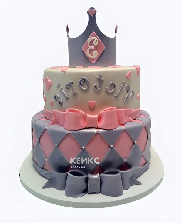 Эффектный торт на 3 года девочке с короной Фото