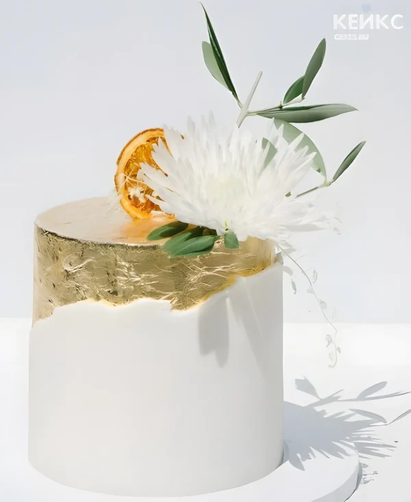 Эстетичный белый торт с позолотой и цветком Фото