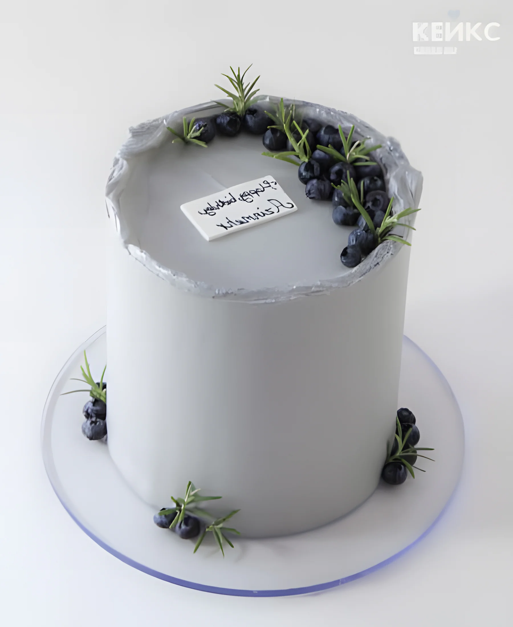 Эстетичный лиловый торт с ягодами Фото