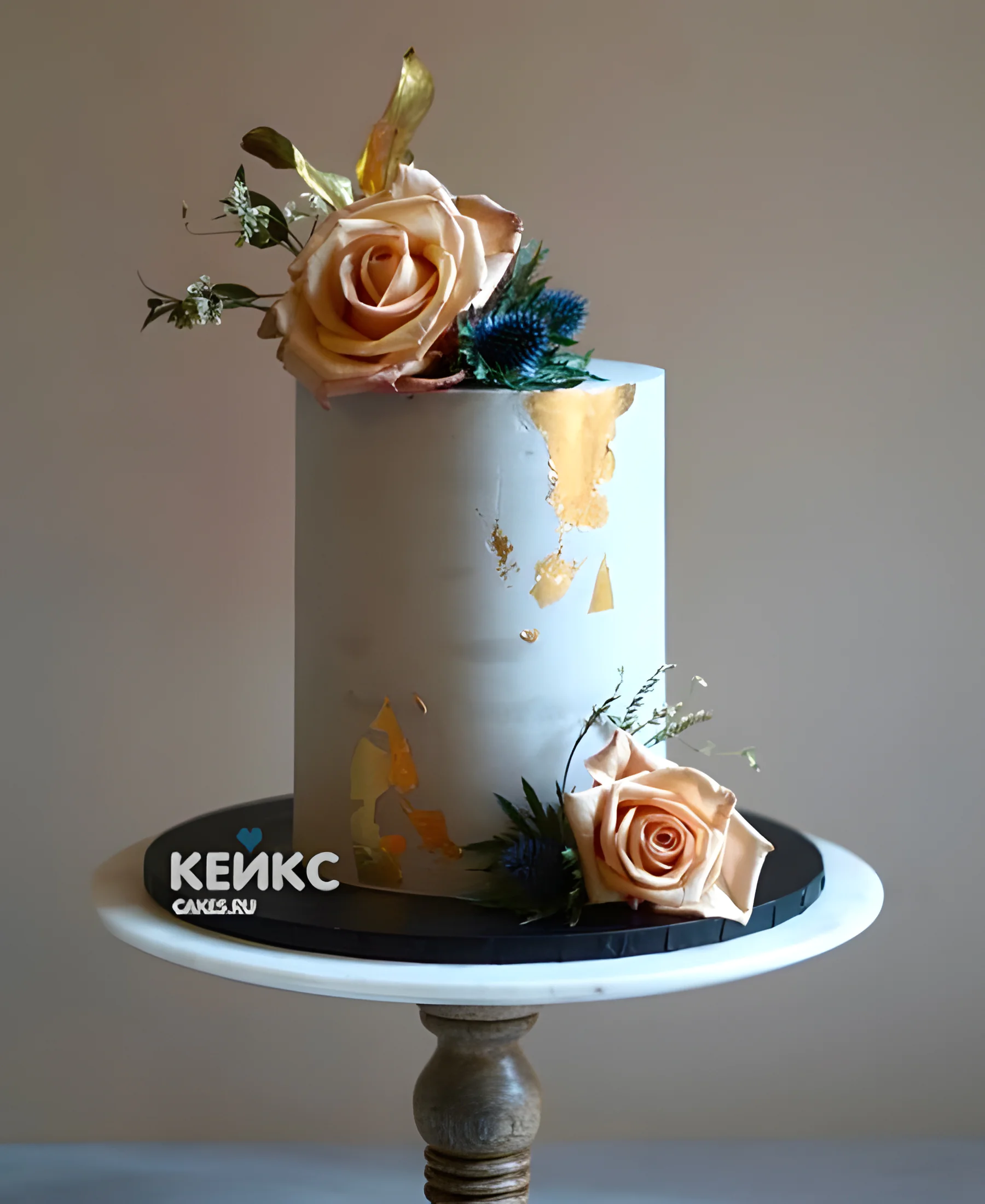 Эстетичный нежно-голубой торт с розами Фото