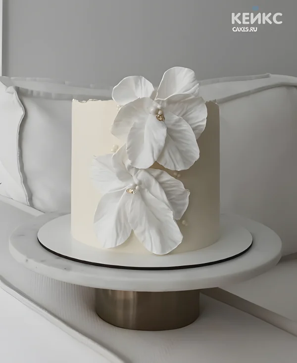 Эстетичный торт с белыми мастичными цветами Фото