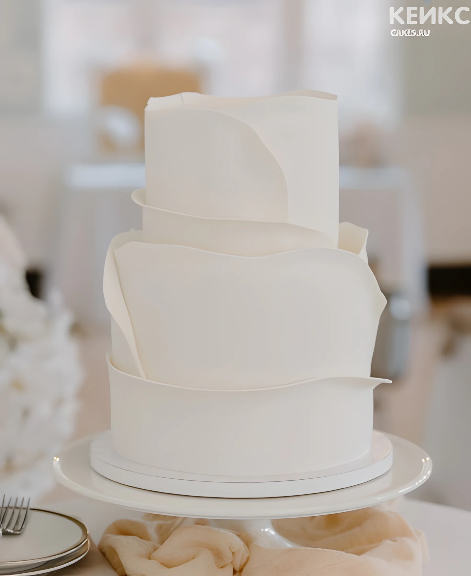 Эстетичный торт с белыми волнами Фото