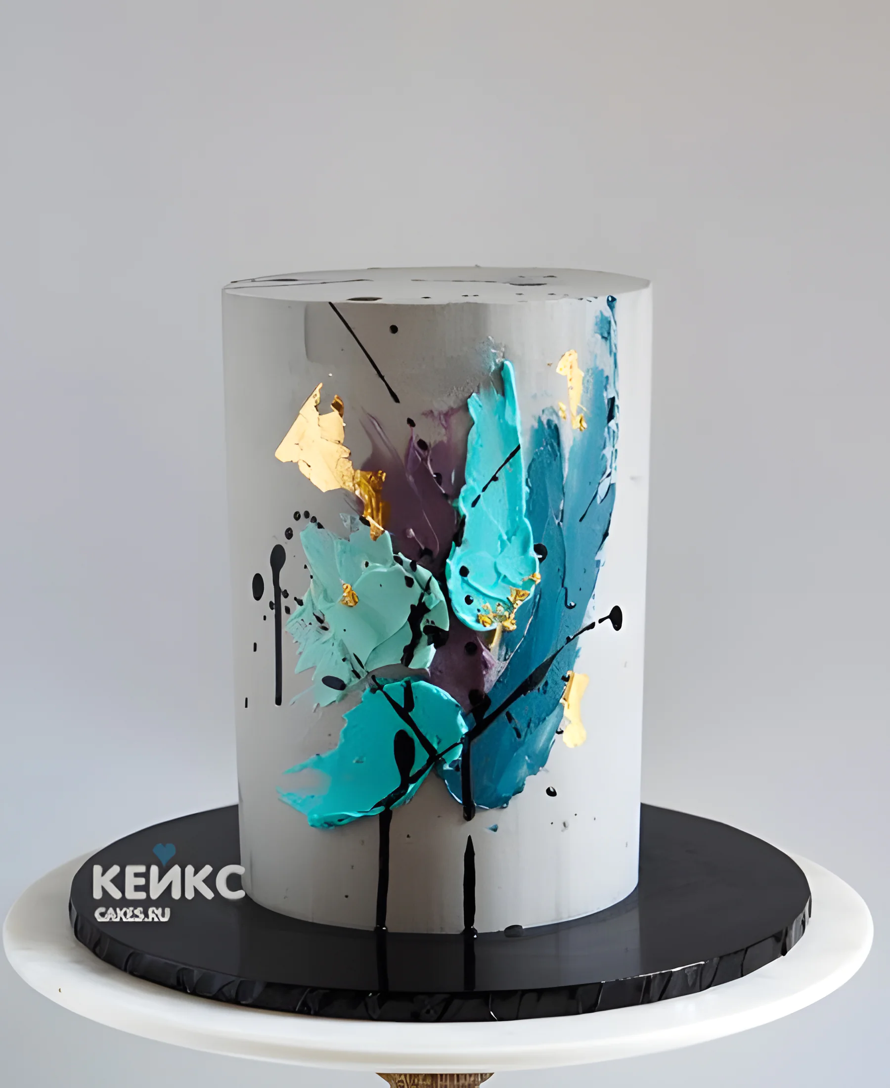 Эстетичный торт с яркими мазками и брызгами шоколада Фото