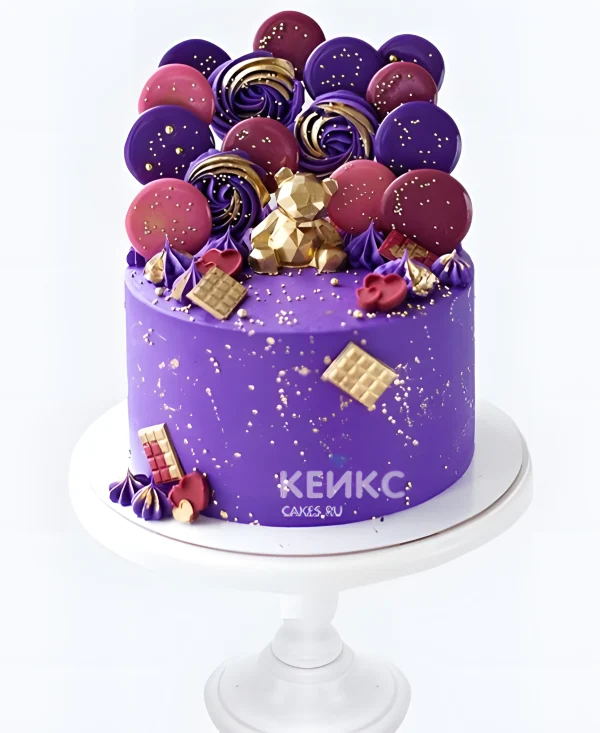 Фиолетовый торт с леденцами и медвежонком Фото