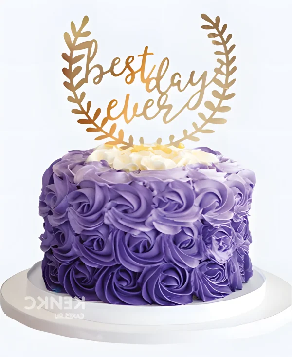 Фиолетовый торт с рюшами и топпером Фото