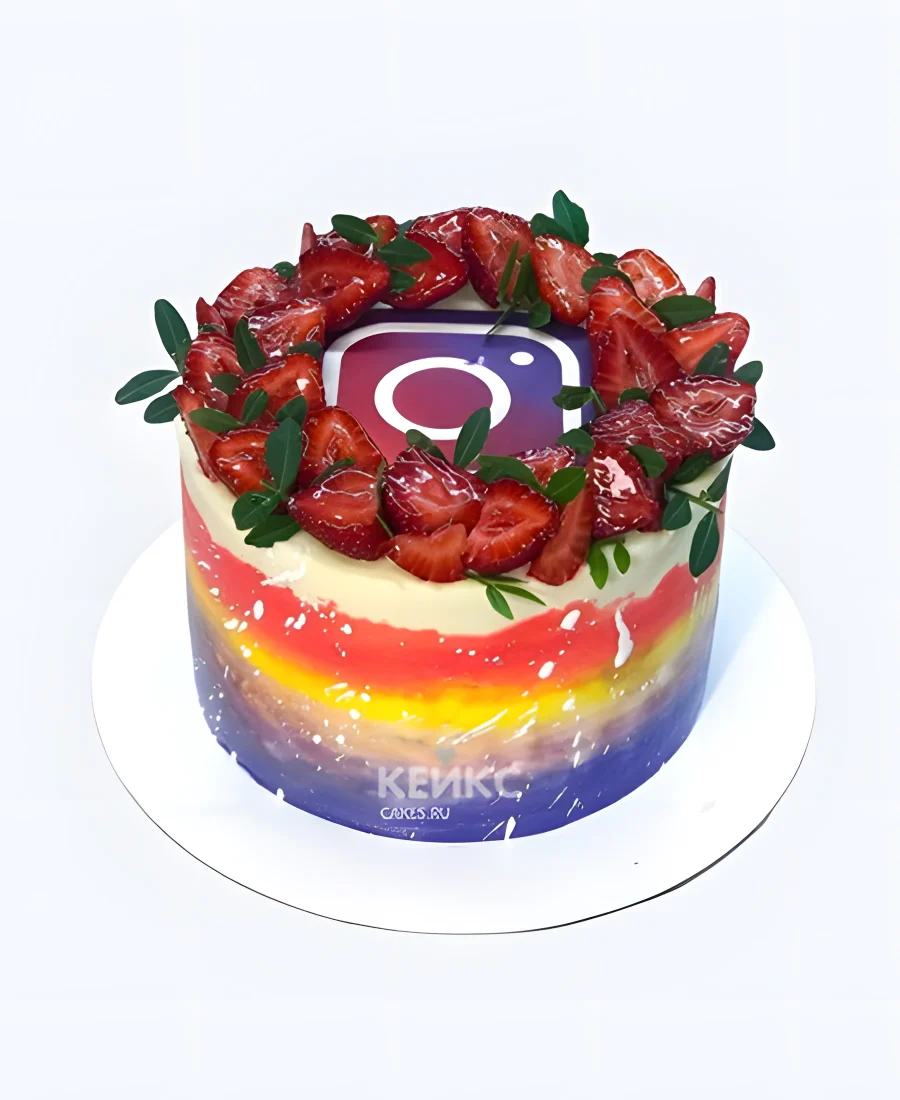Яркий торт с клубникой и логотипом инстаграм Фото