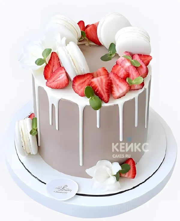 Изящный торт на 8 марта с клубникой и макарон Фото