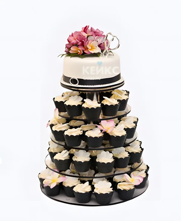Классический свадебный торт с живыми цветами и капкейками Фото