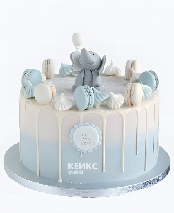 Красивый торт для мальчика без мастики с макарунс и фигуркой Фото