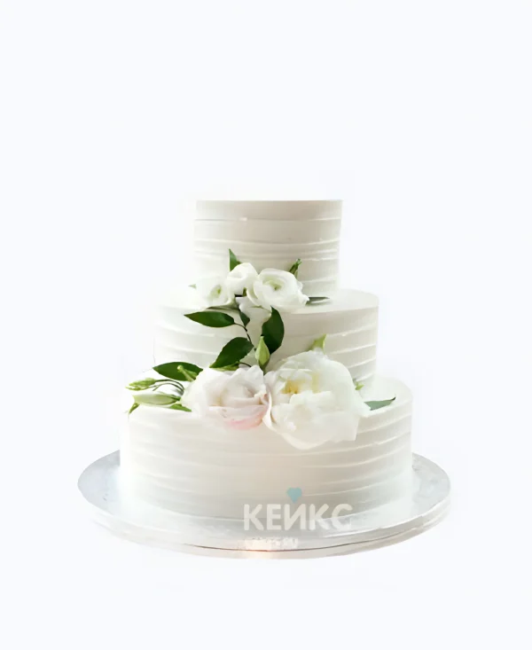 Красивый трехъярусный белый торт с цветами на 8 марта Фото