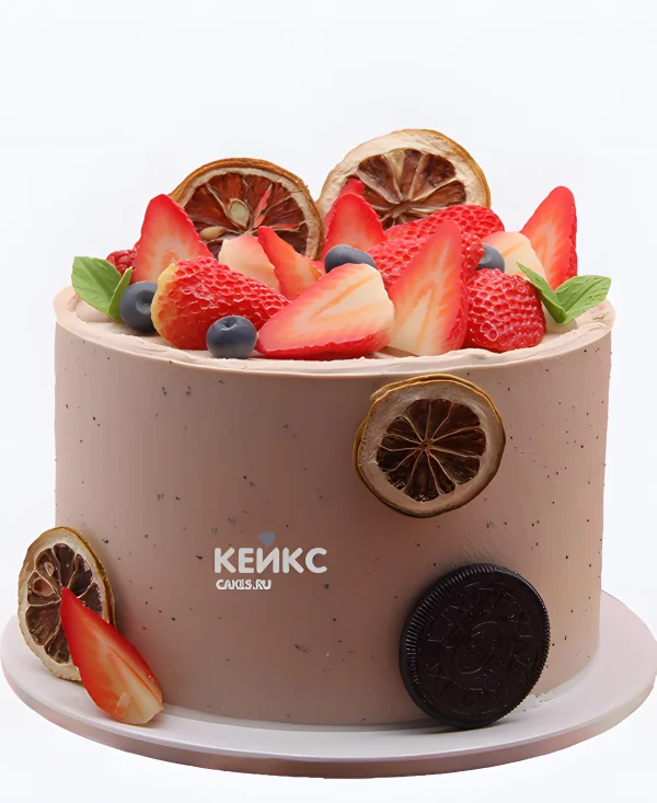 Маленький торт с клубникой Фото