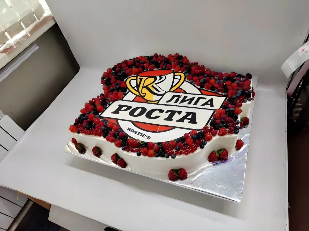 Торт с ягодами и фотопечатью логотипа