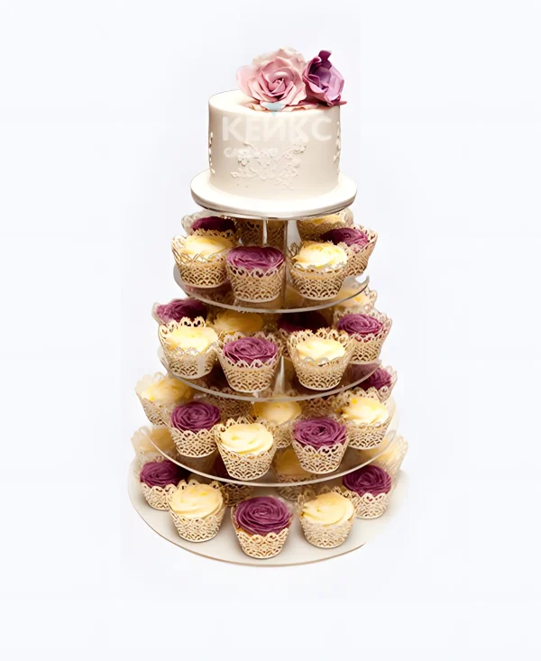 Нежно-розовый свадебный торт с капкейками Фото