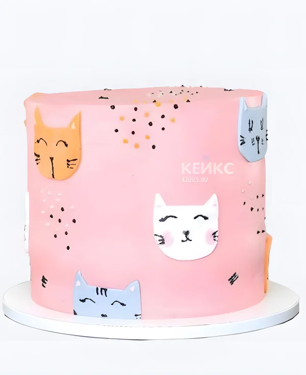 Нежный розовый торт с мордочками котиков Фото