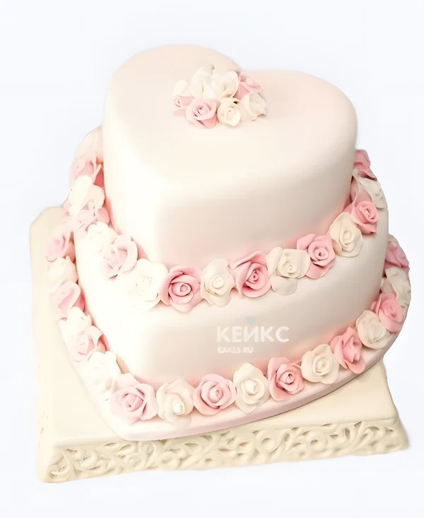 Нежный свадебный торт в виде сердца с розами из мастики Фото