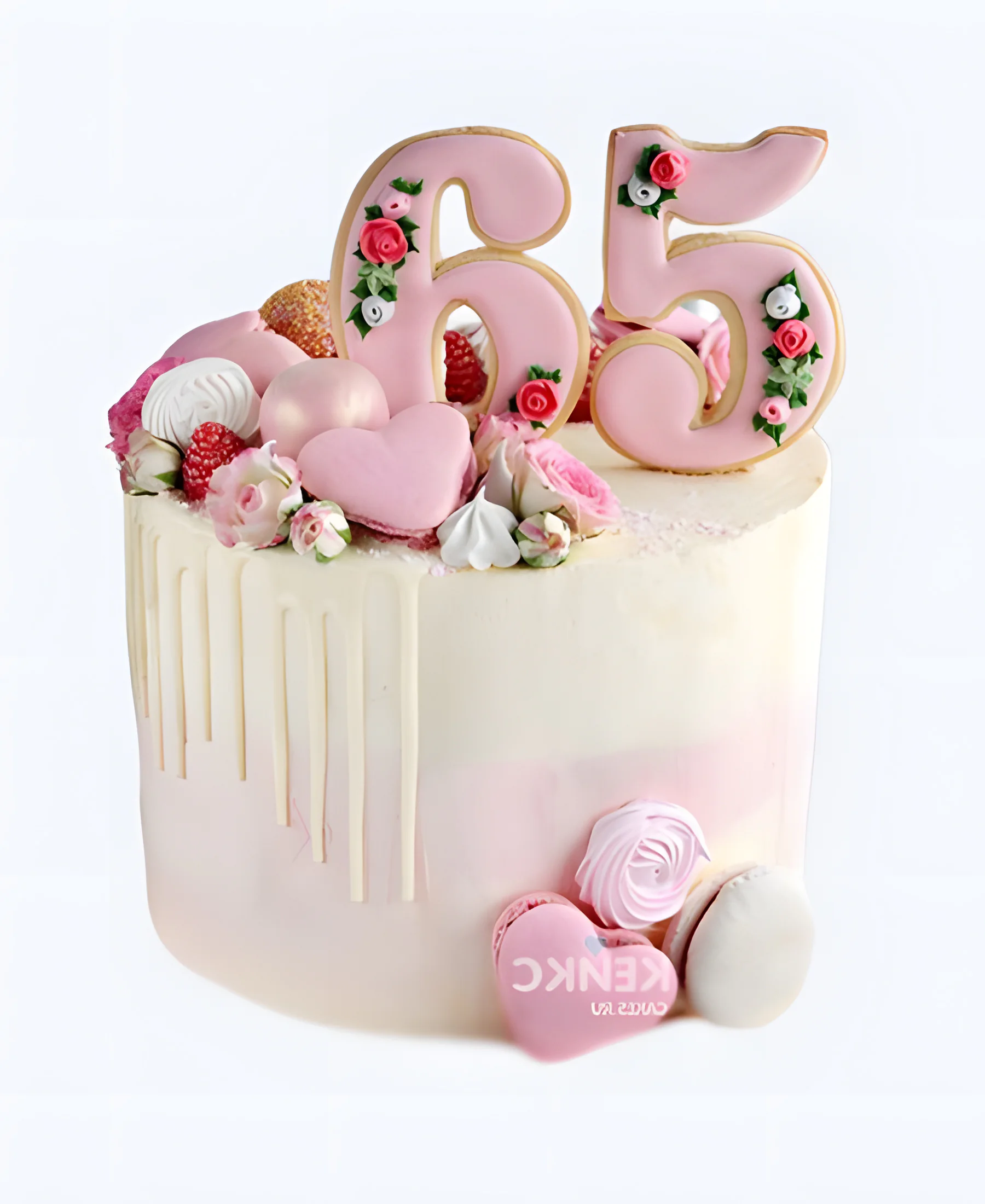 Нежный торт женщине на 65 лет с клубникой и цифрой Фото