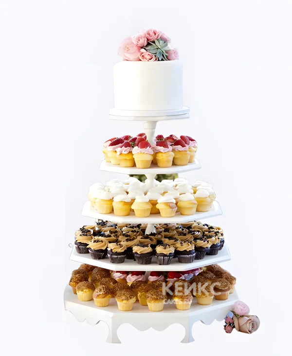 Очаровательный свадебный торт с живыми цветами и капкейками Фото