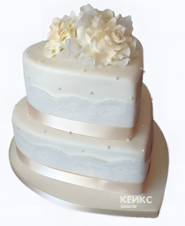 Пышный свадебный торт в виде сердца Фото