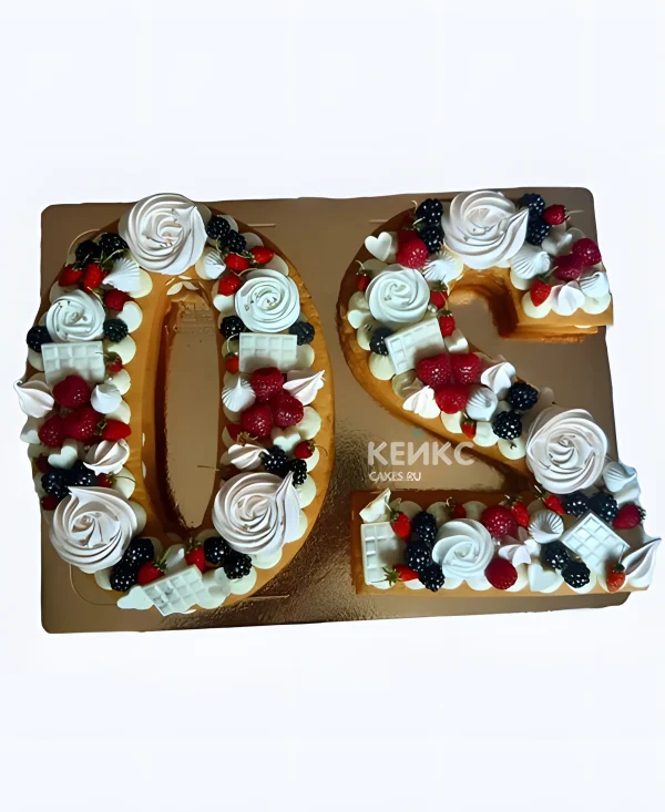 Шикарный торт девушке на 20 лет с клубникой и ежевикой Фото