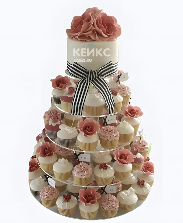 Свадебный торт с бантом и капкейками Фото